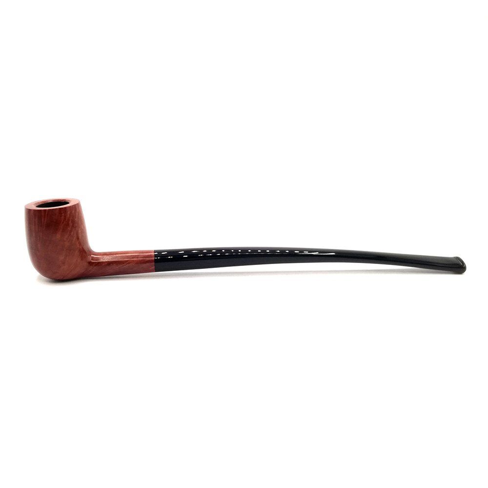 Una pipa marrone con un bocchino nero su uno sfondo bianco