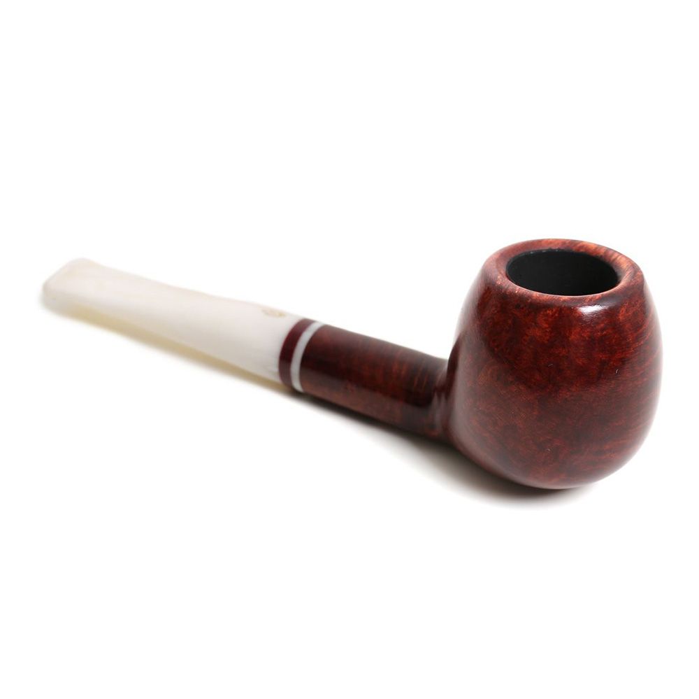 Una pipa marrone con un gambo bianco su uno sfondo bianco