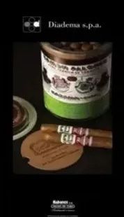 Una lattina di Diademus Spa è appoggiata su un tavolo accanto a due sigari