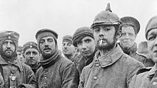 Un gruppo di soldati è in piedi uno accanto all'altro in una foto in bianco e nero.