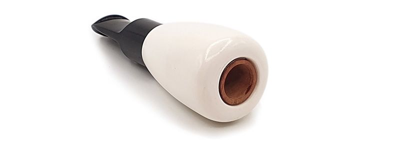 Un tubo bianco con un foro marrone al centro su uno sfondo bianco.