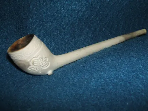Un tubo bianco è appoggiato su una superficie blu