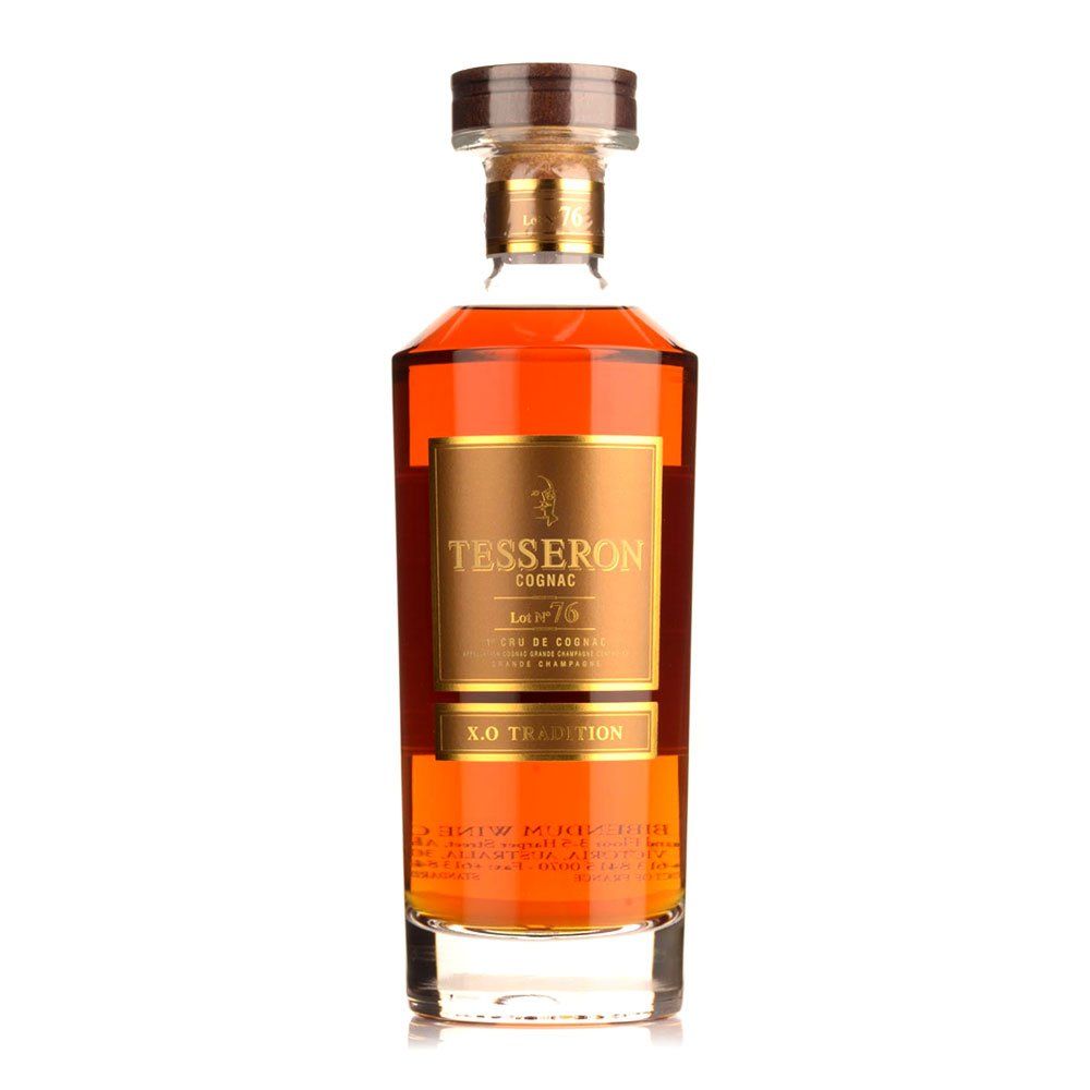 Una bottiglia di cognac Tesseron è su uno sfondo bianco