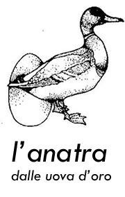 Un disegno in bianco e nero di un'anatra con un uovo nel becco
