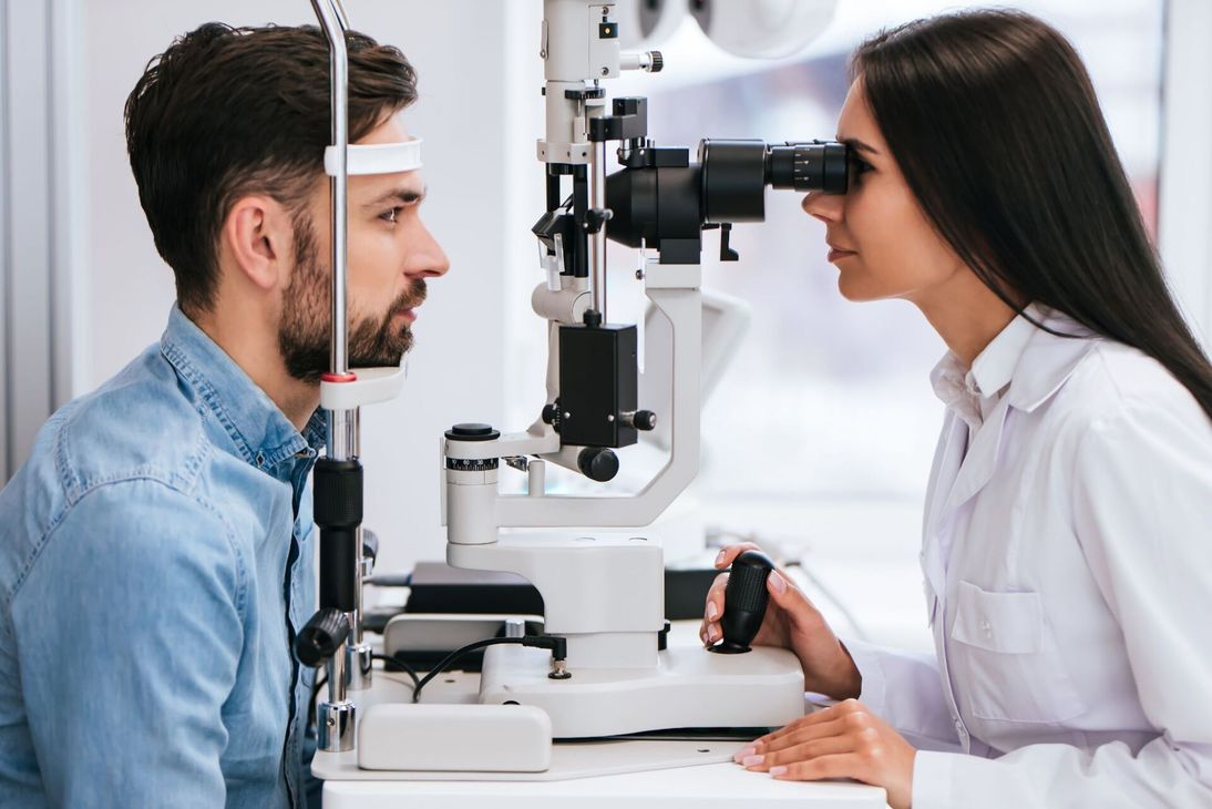 paziente durante una visita oculistica