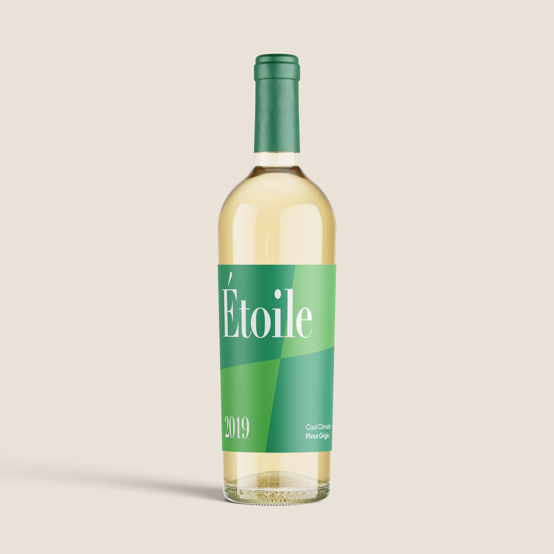 Garrafa de vinho com rótulo verde inclinada sobre um fundo bege, com uma sombra suave.