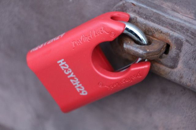 A picture of a self storage lock securing a self storage unit in Murray Kentucky