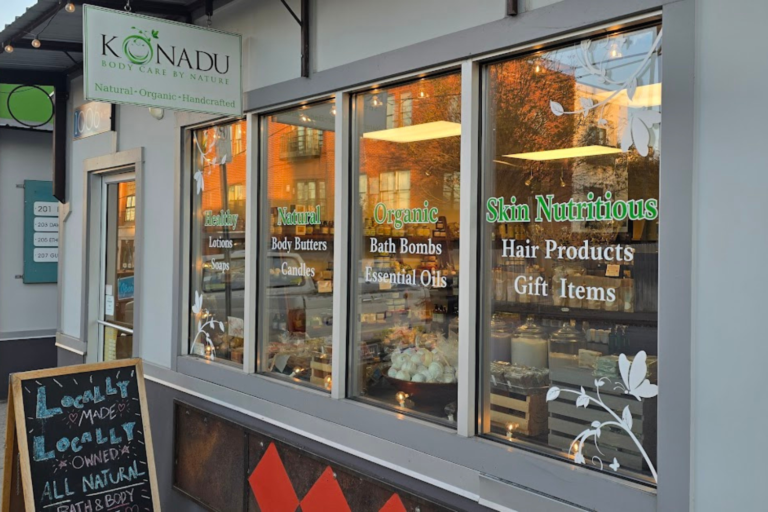 A store front with a sign that says konadu on it