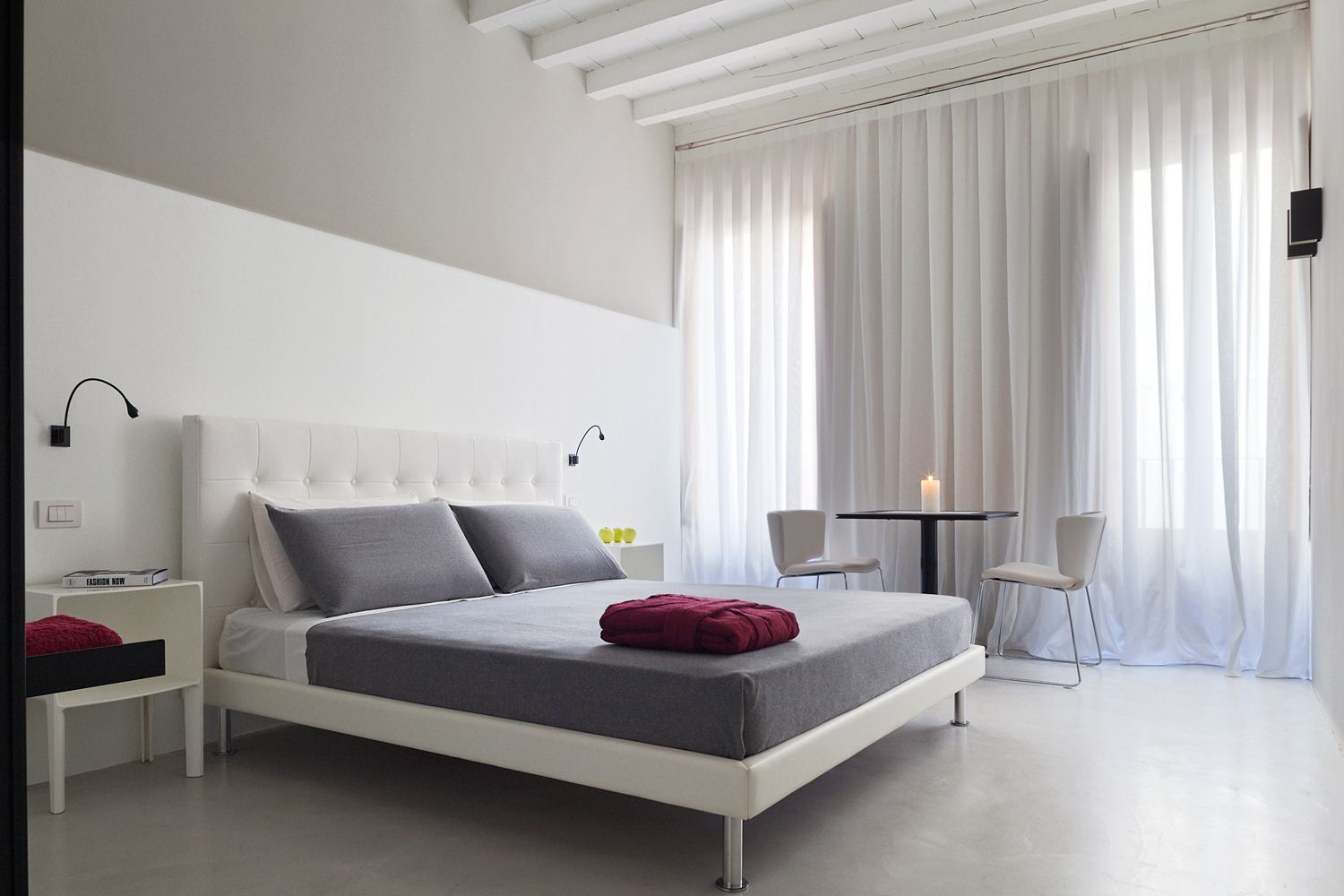 Una camera da letto con un letto grande e un tavolino
