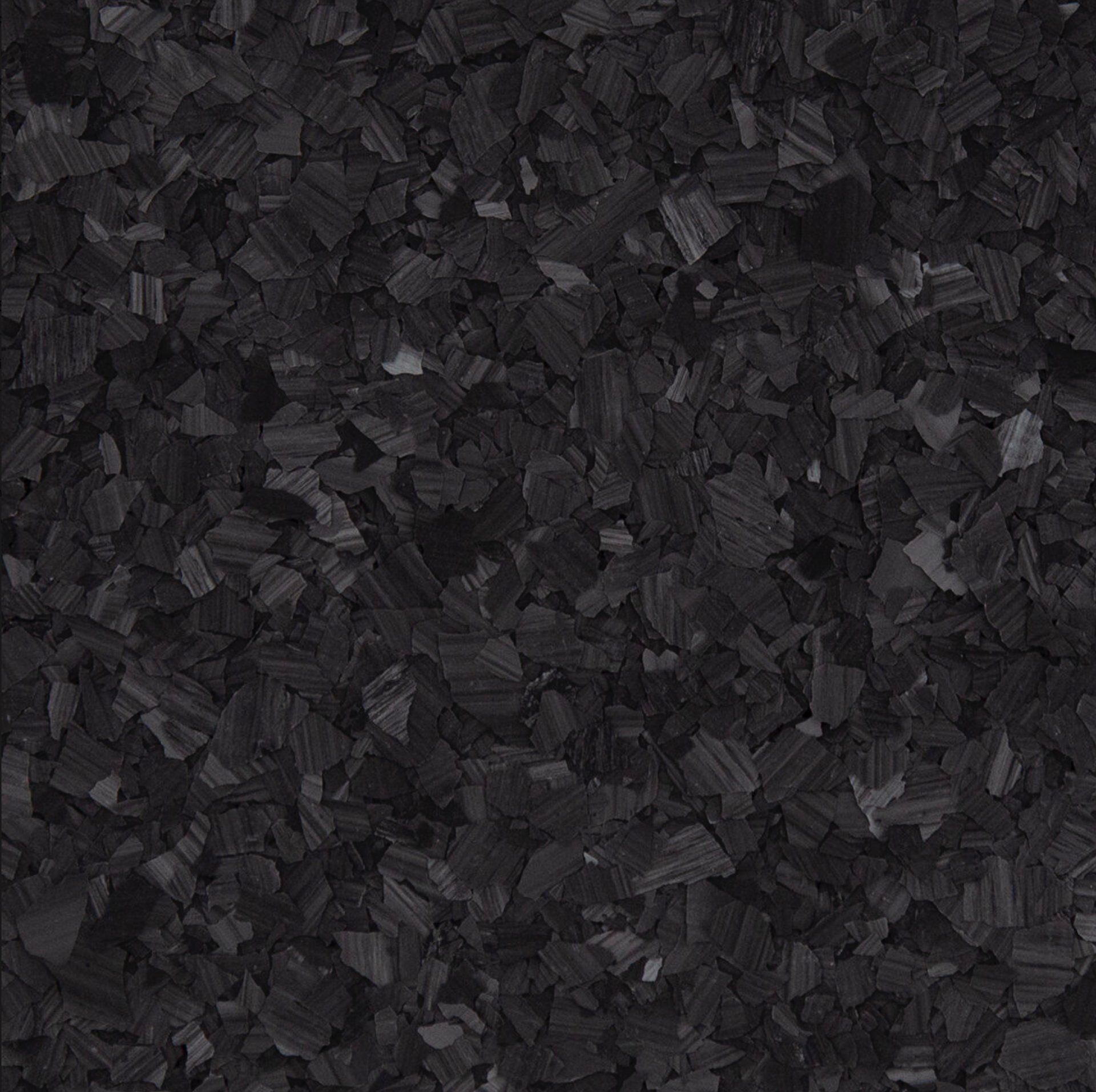 Un gros plan d'un tas de copeaux de bois noirs.