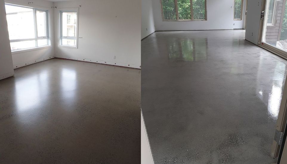 Une photo avant et après d'un sol en béton dans un salon.