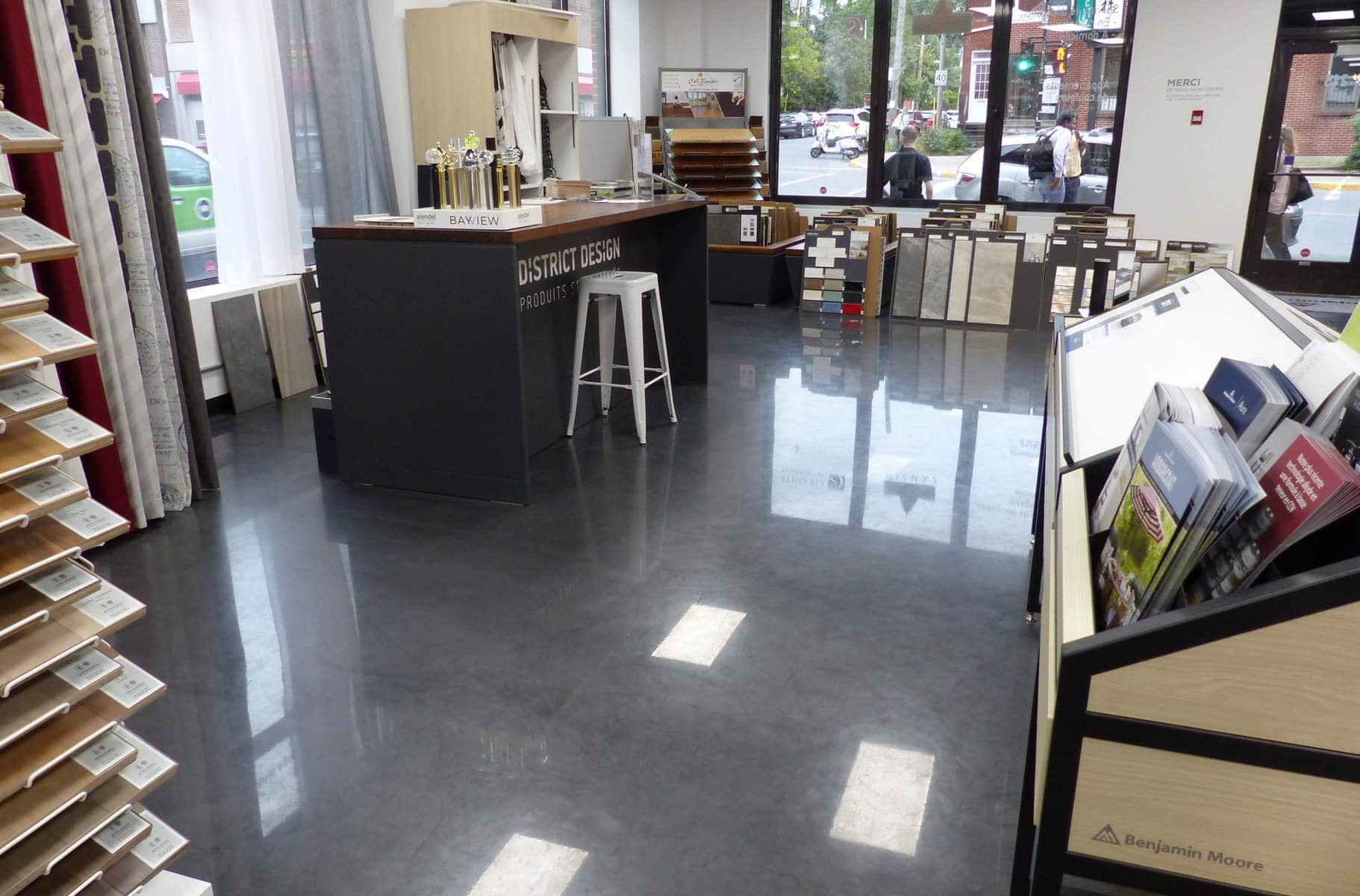 Une grande pièce avec un comptoir et des tabourets à l'intérieur