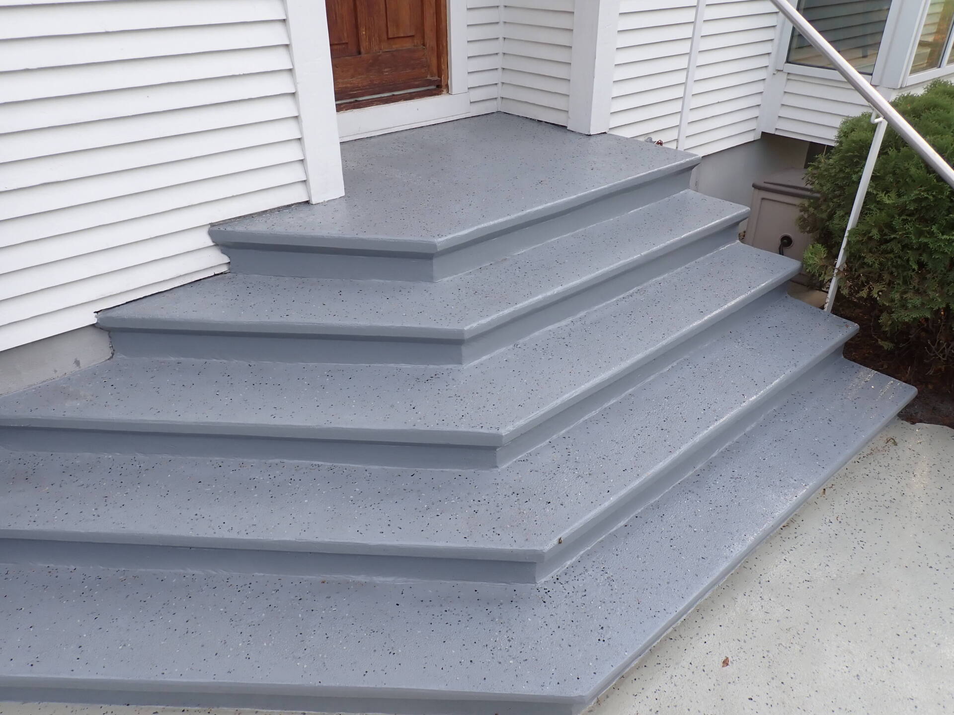 Un escalier menant à la porte d'entrée d'une maison