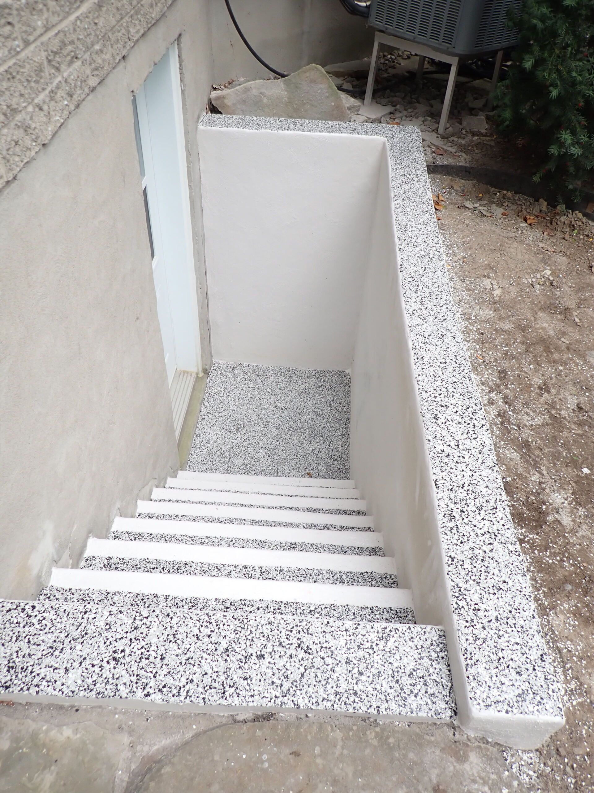 Un escalier menant à une porte de sous-sol.