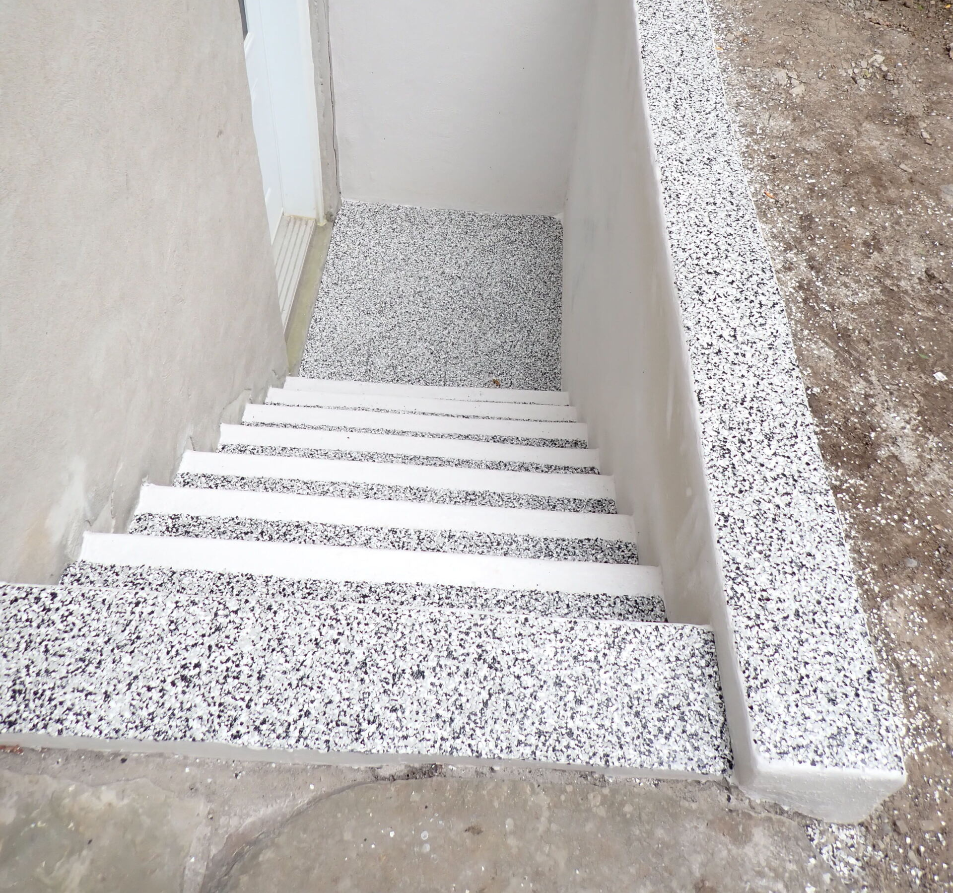 Un escalier menant à un sous-sol