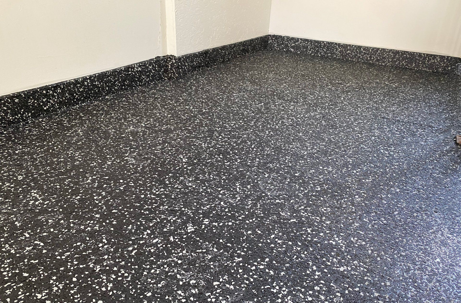 Un gros plan d'un sol noir et blanc dans une pièce.