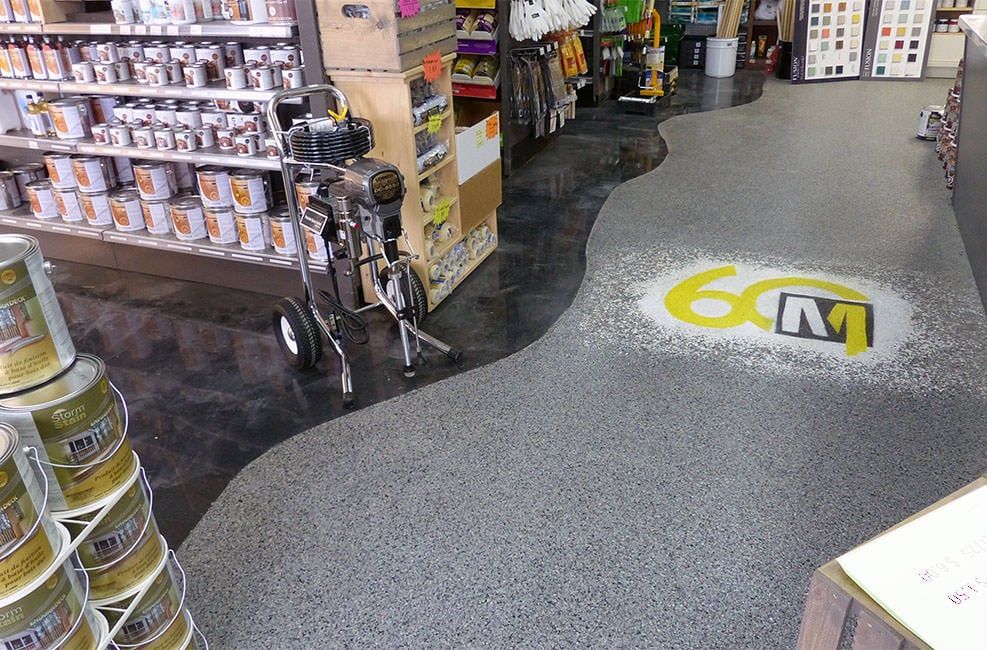 Un magasin avec un logo sur le sol qui dit 60m