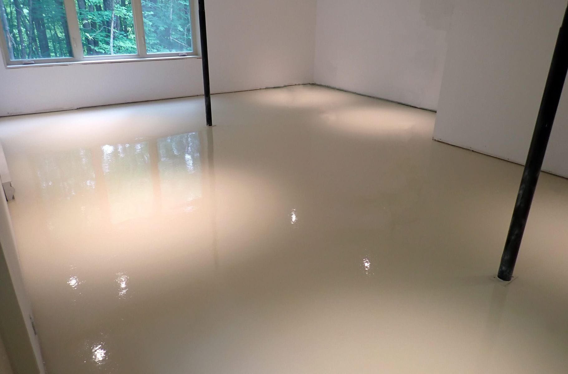 Une pièce avec un sol blanc et une fenêtre.