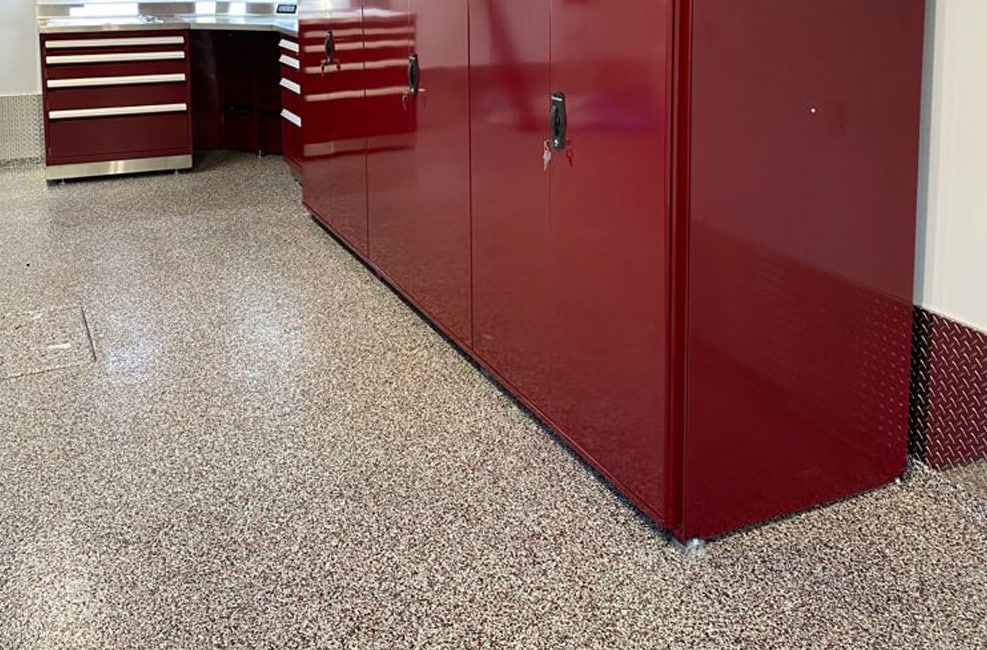 Une armoire rouge est posée sur un sol brillant dans un garage.