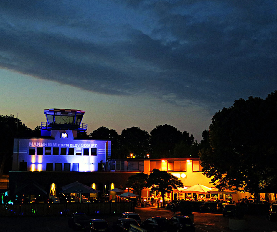 Ein großes Gebäude mit dem Wort Land darauf