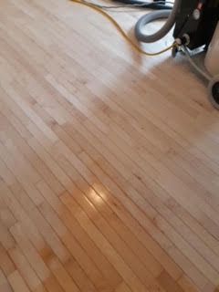 Parquet clair avec une roue de vélo dans le coin supérieur droit