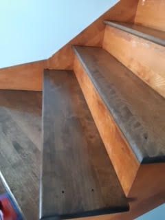 Escalier en bois avec marches marron et mur bleu clair