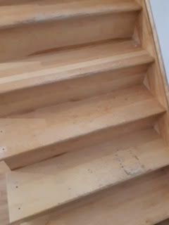 Escalier en bois brut, marches et rampe non finies
