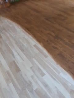 Parquet avec une transition diagonale claire-foncée entre deux finitions différentes