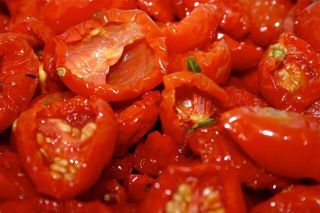 Il pomodoro ciliegino semisecco pomodoro ciliegino semisecco sott'olio