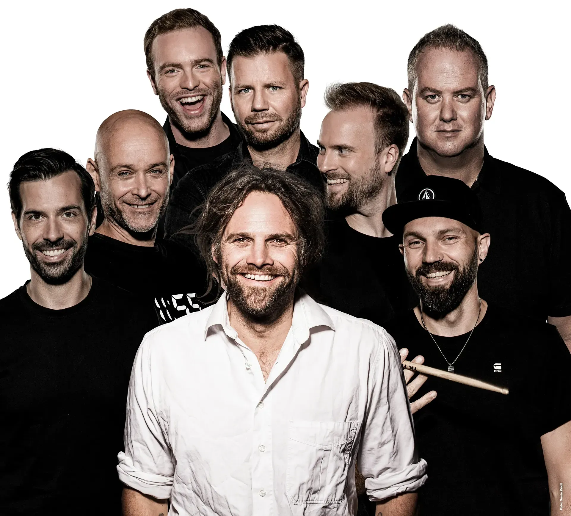 Eine Gruppe von Männern posiert gemeinsam für ein Foto.
