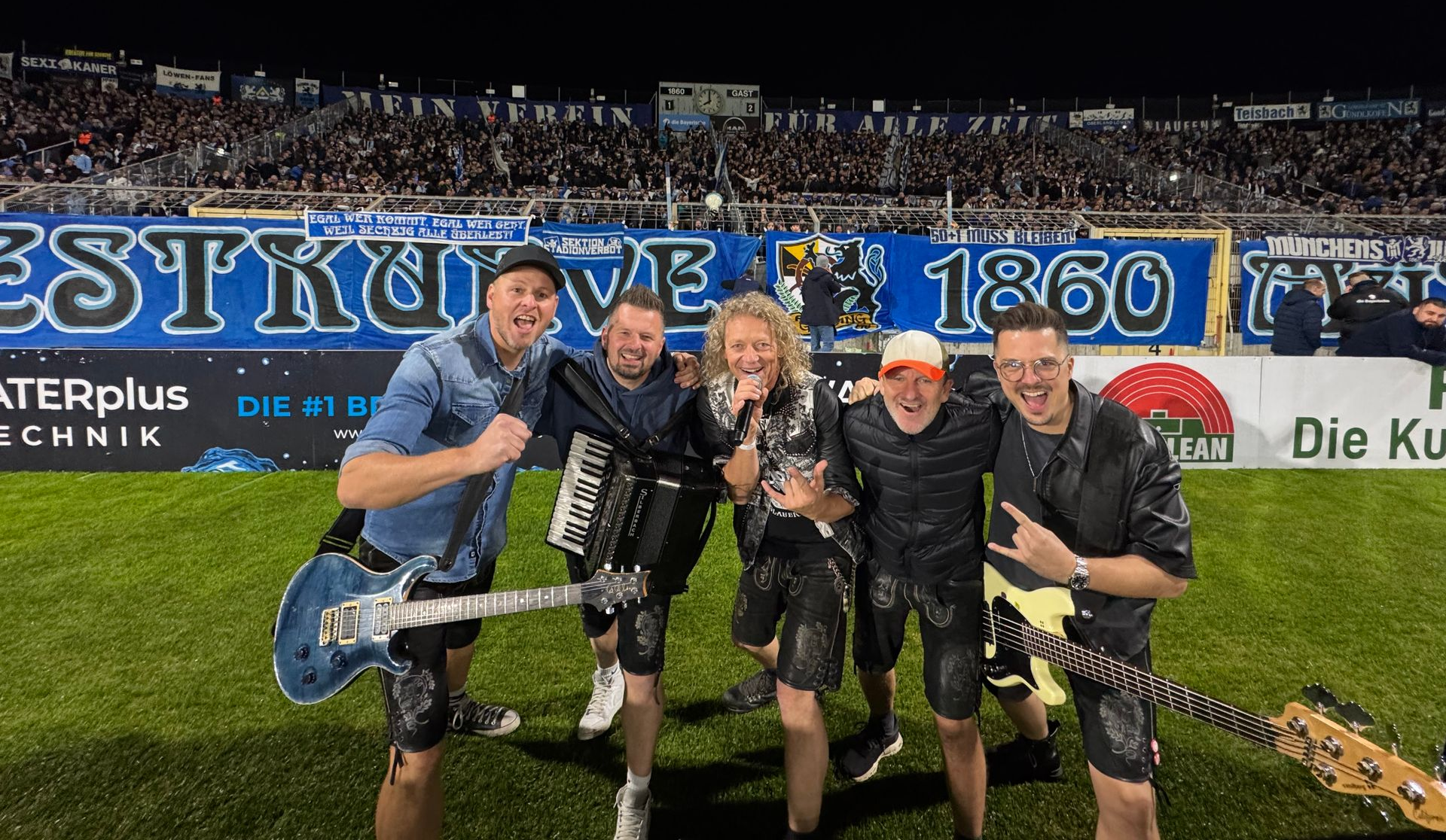 Die Troglauer vor im Stadion vor den Löwen-Fans