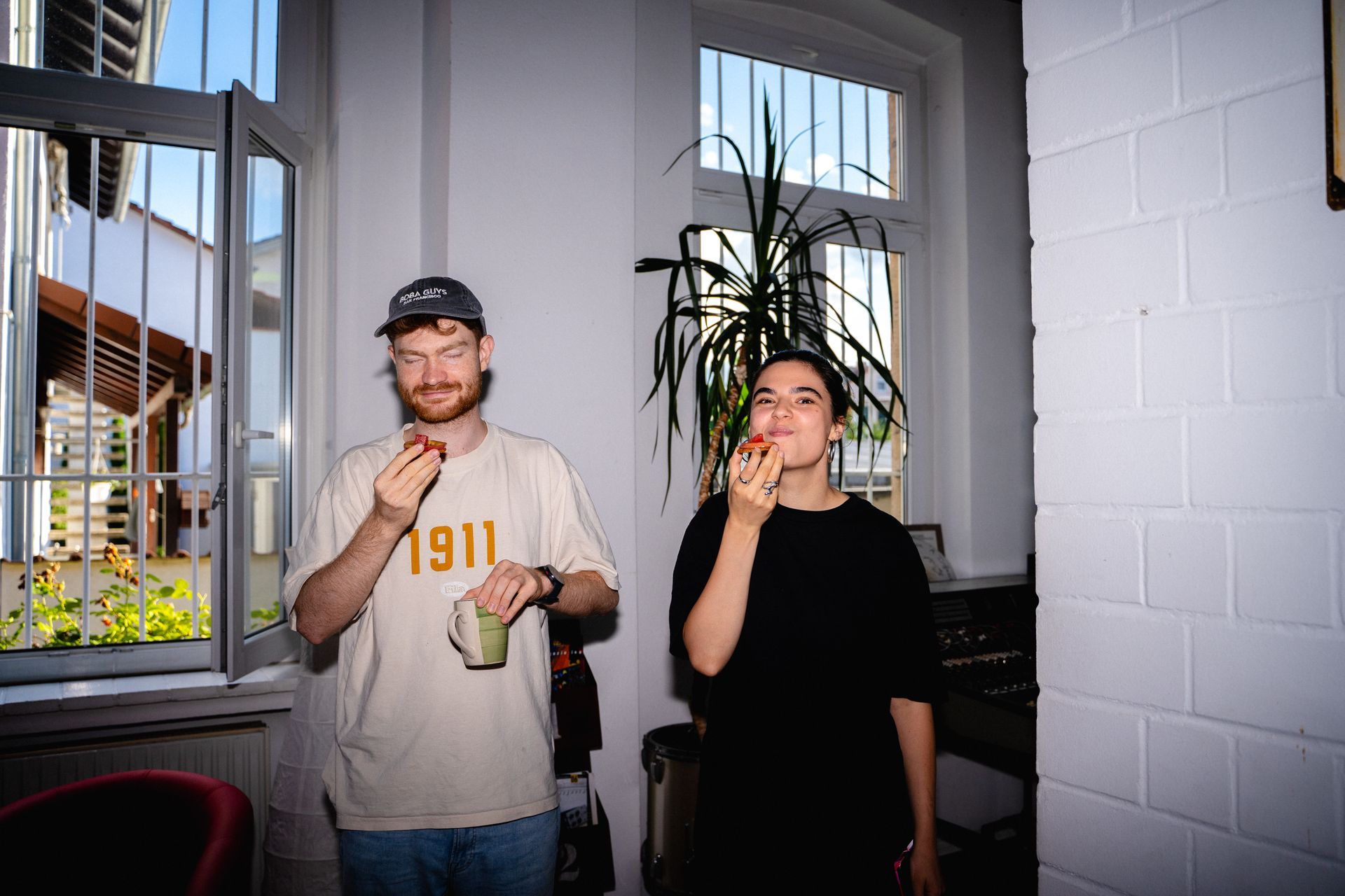 Songcamp Teilnehmer, die einen Snack essen.