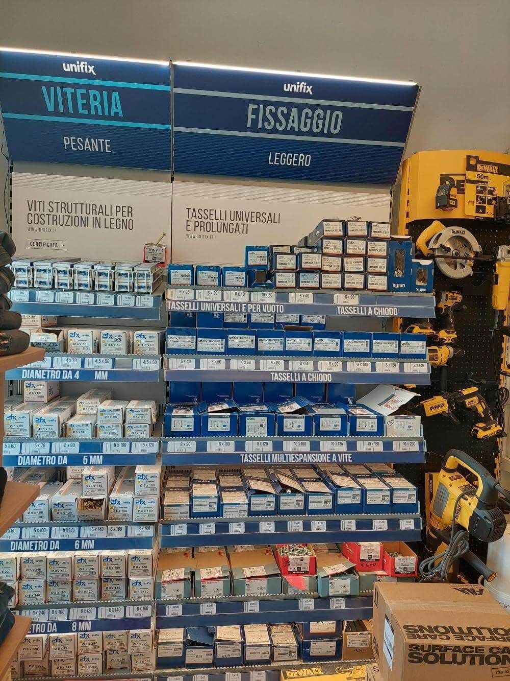 Un negozio  attrezzi e viti.