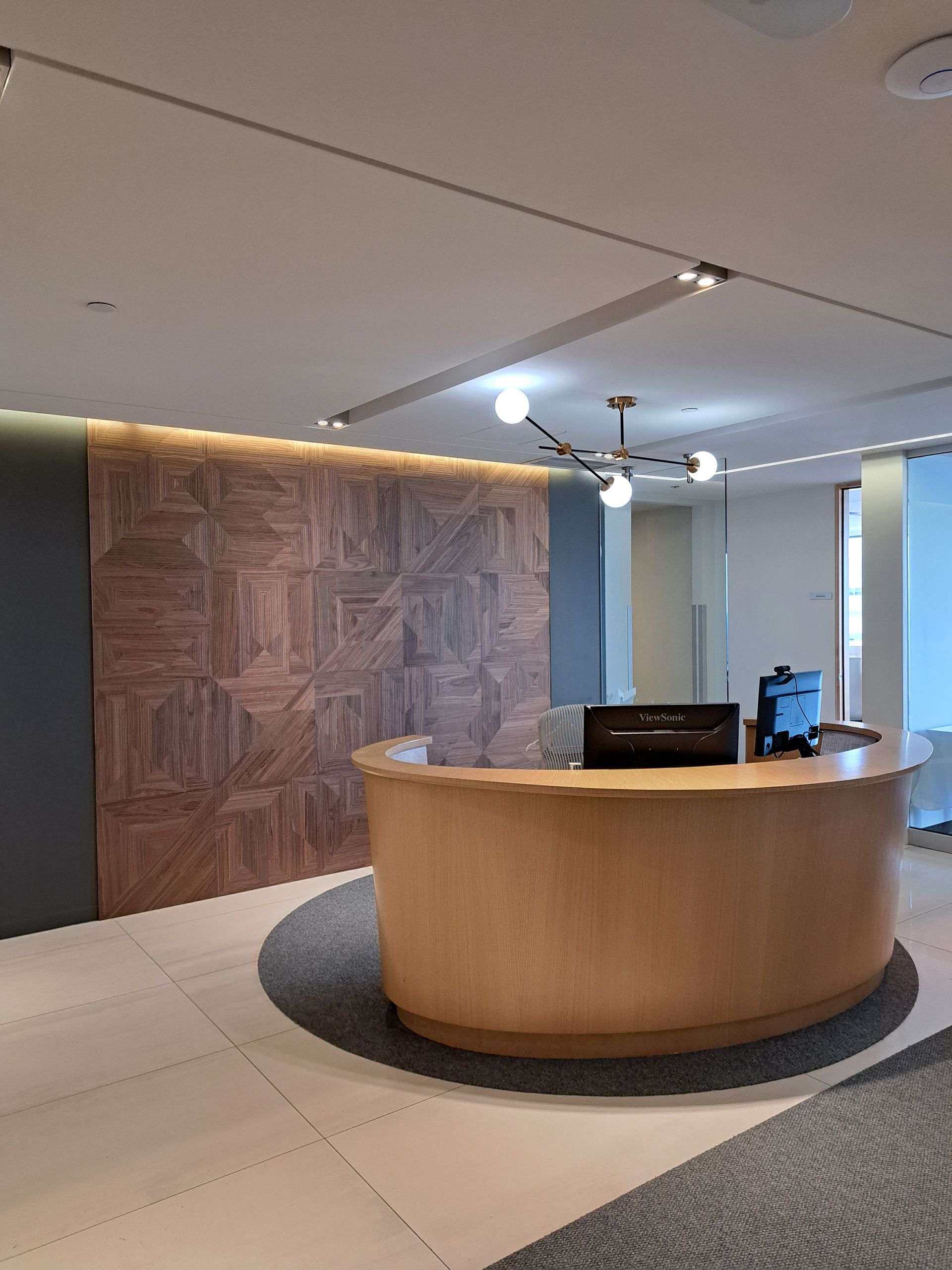 Un bureau rond en bois dans une pièce avec un ordinateur dessus.