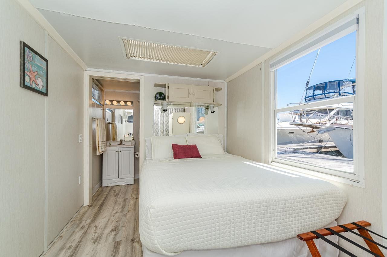 Bed & Breakfast Afloat