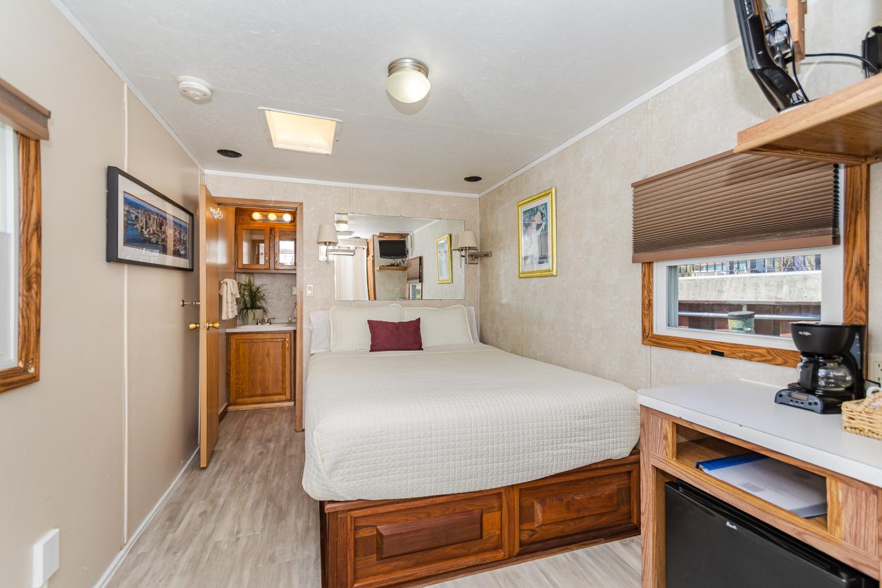 Bed & Breakfast Afloat