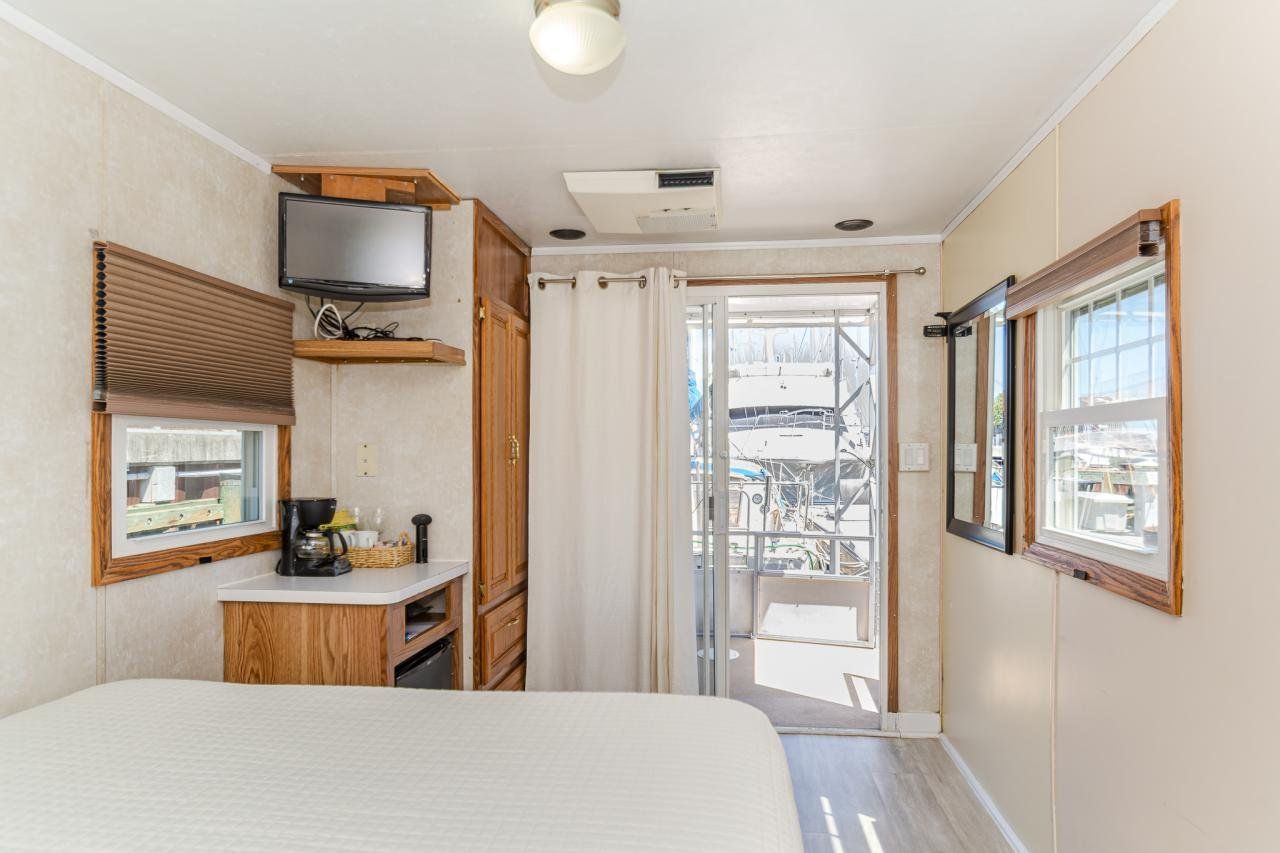 Bed & Breakfast Afloat