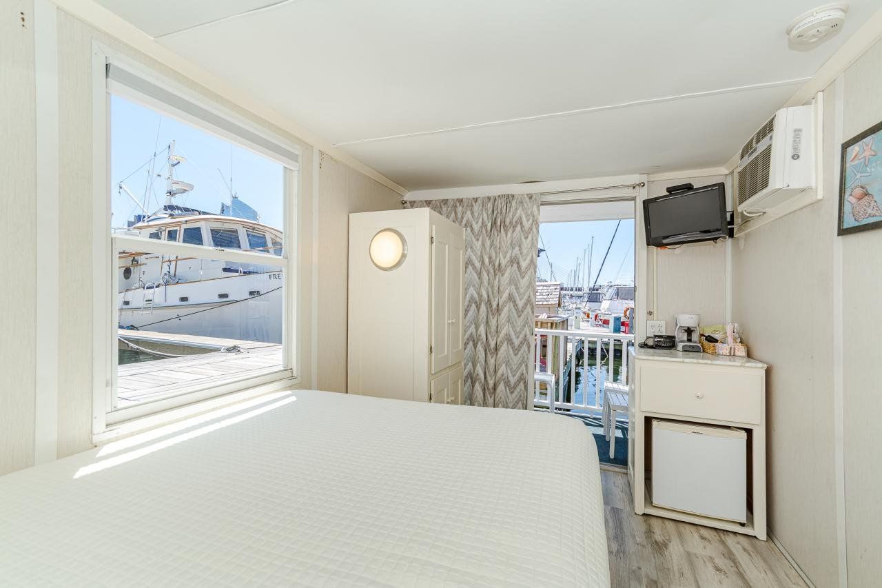 Bed & Breakfast Afloat