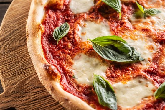 pizza nel forno a legna