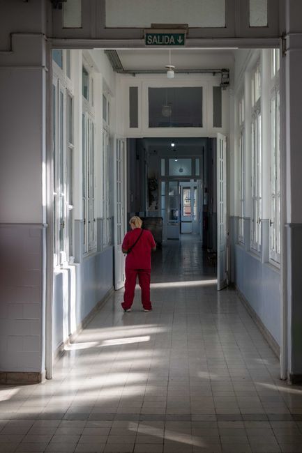Nurse standing during a long shift, a job linked to varicose veins, LEDAS vein clinic information