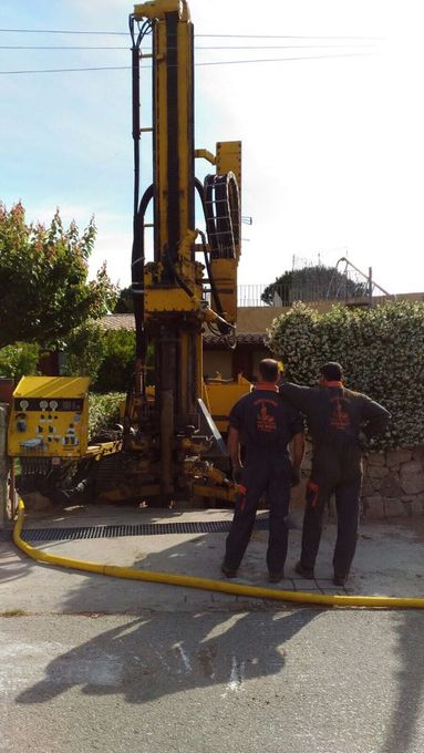 Tecnici effettuano delle trivellazioni del terreno