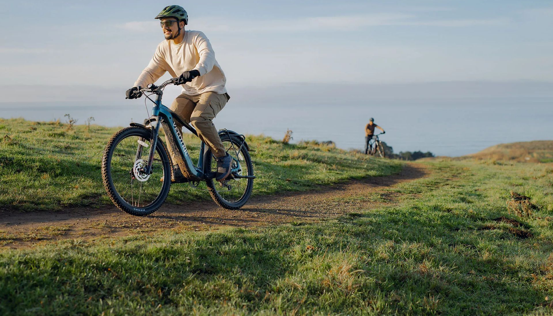Blue gravel e-bike in a desert landscape.