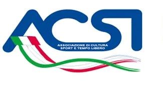 Logo dell'ACSI, associazione culturale, sportiva e ricreativa italiana, con le lettere ACSI in blu e nastri con la bandiera italiana.