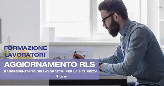 Uomo con gli occhiali che lavora con documenti, corso 