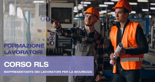 Due operai edili con giubbotti arancioni e caschi protettivi in ​​una fabbrica. Testo: 