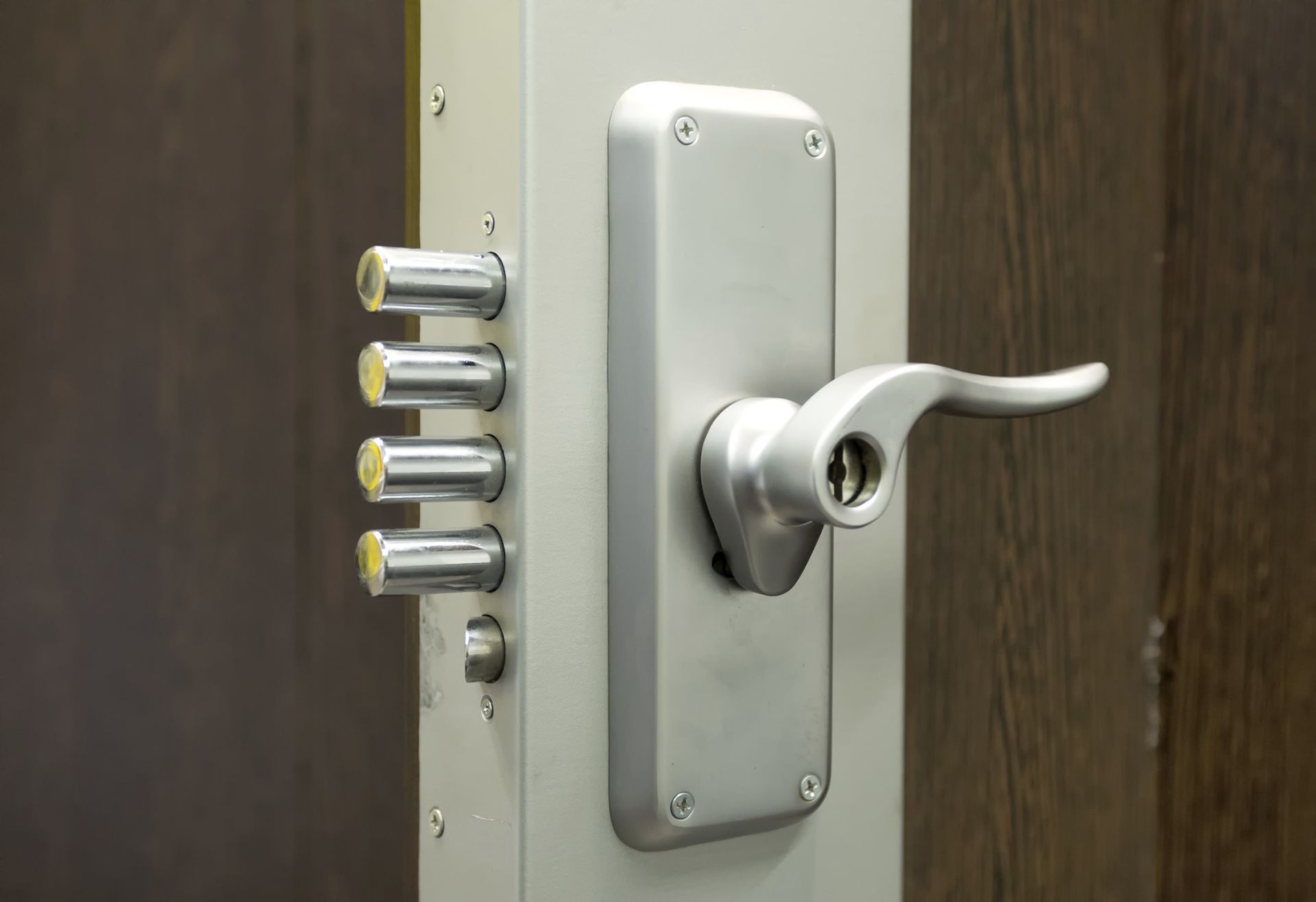 Un primer plano de una cerradura de puerta con una manija en ella.