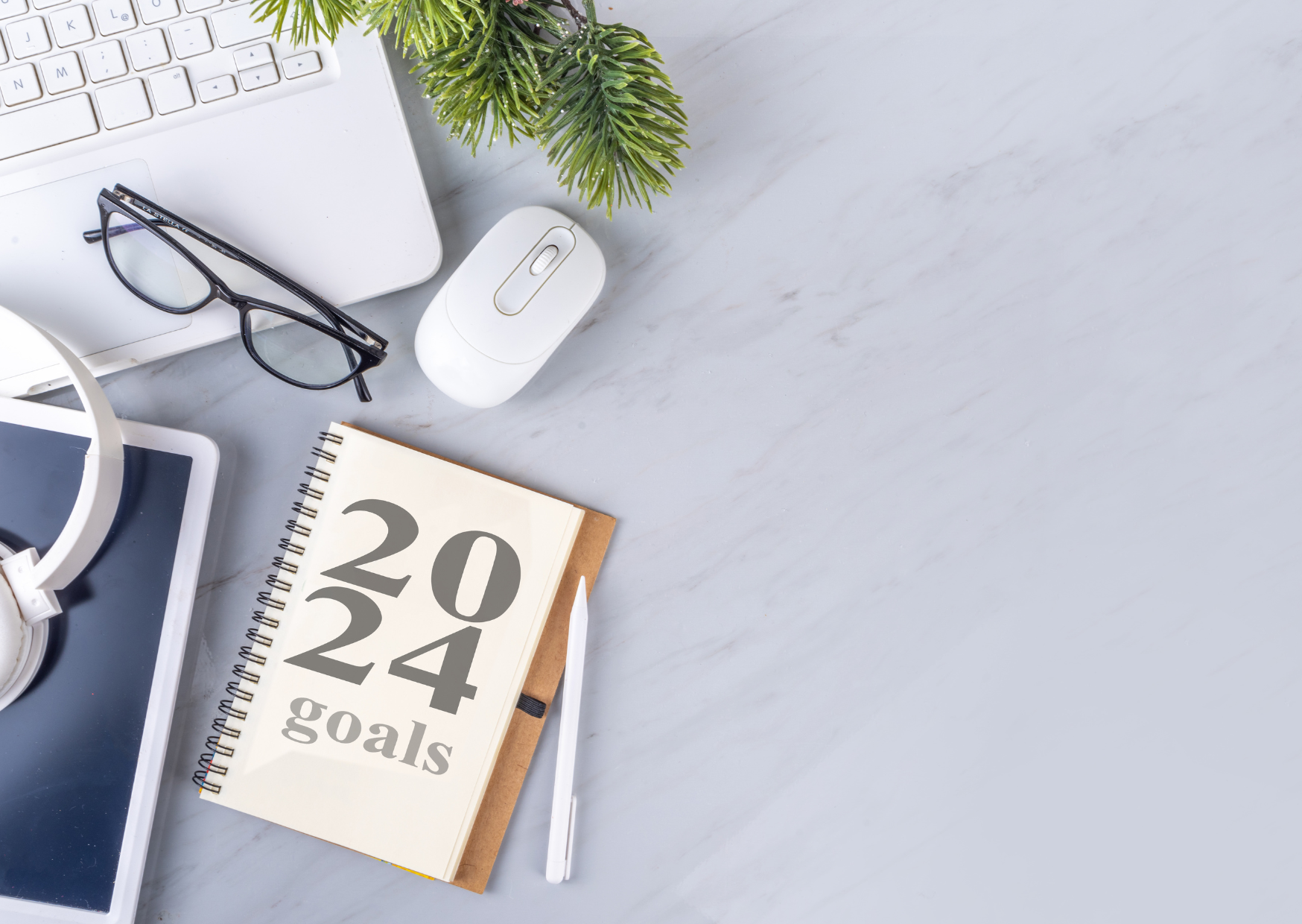 Een bureau van een zzp-er die voor 2024 doelen gaat maken