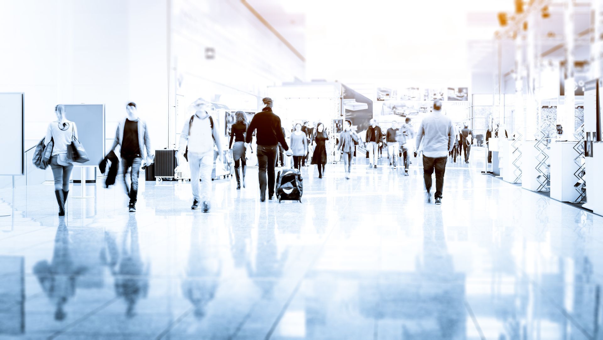 persone all'interno di un aeroporto