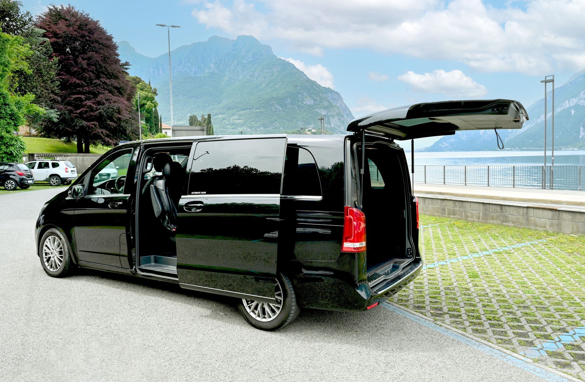 Van 8 posti per servizio di noleggio con conducente a Lecco 