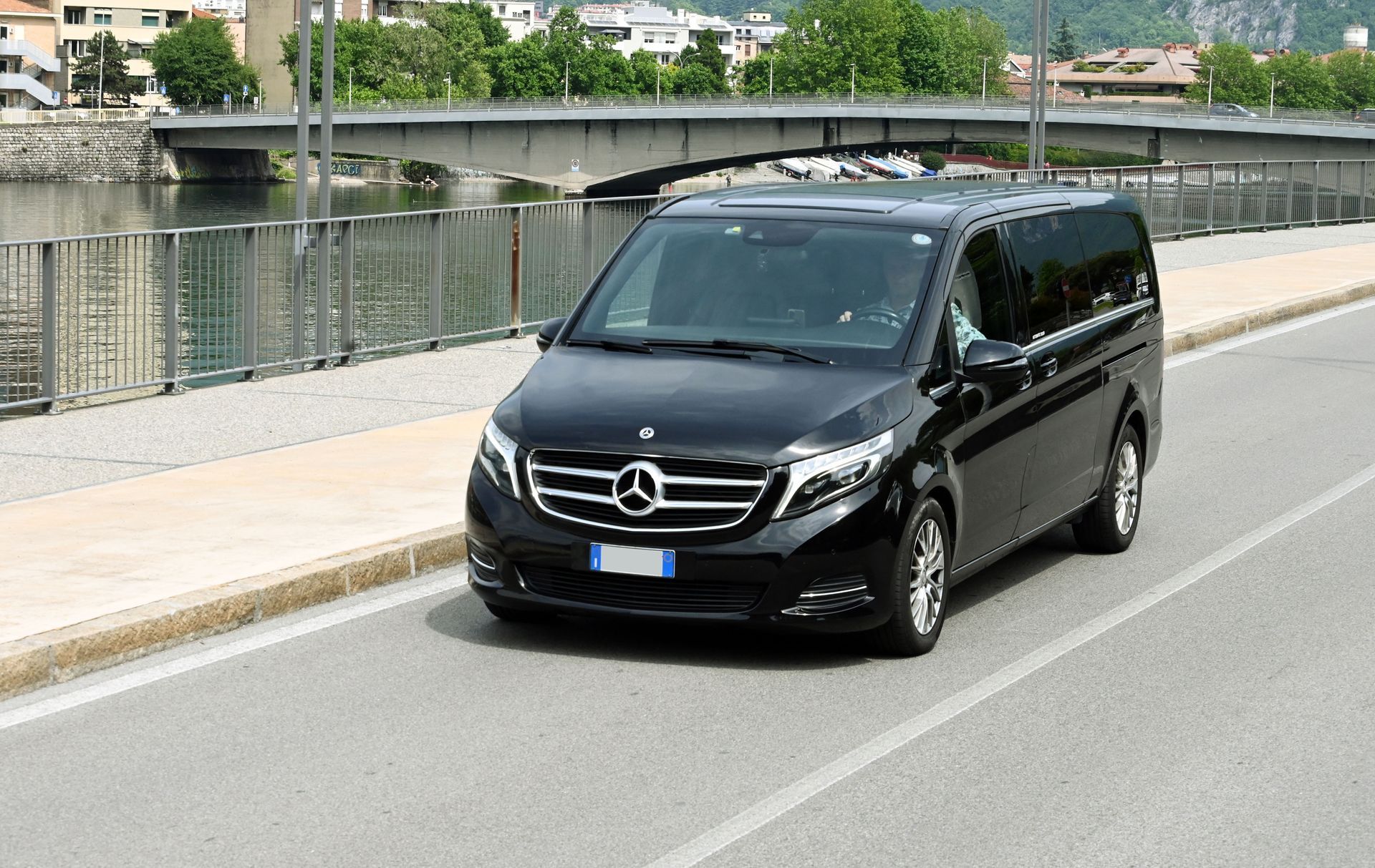 Van 8 posti con servizio di noleggio con conducente in Lombardia 